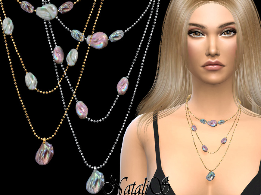 Un sim des Sims 4 avec des cheveux blonds longs et des yeux marron clair. Il porte un débardeur noir avec un décolleté bas et un collier superposé avec de petites pierres précieuses.