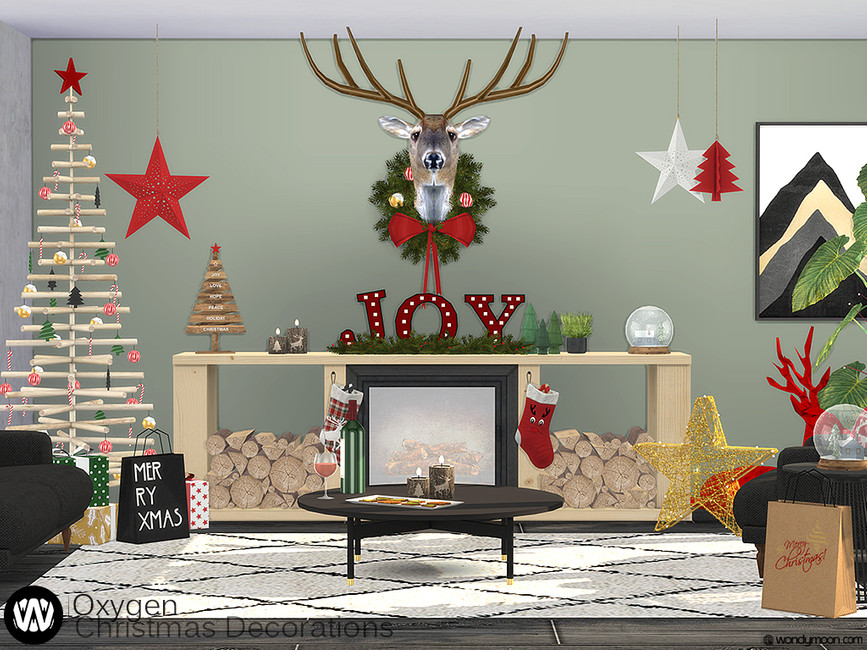 Une pièce avec des murs vert clair décorée pour Noël. Cette pièce a une cheminée en bois clair avec une grande tête de cerf au-dessus, il y a une couronne autour du cerf. Dans le coin, il y a un sapin de Noël en bois.