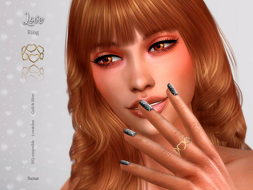 Un Sim avec des cheveux roux ondulés et une main devant son visage avec des ongles noirs et des paillettes dessus. Il porte une bague composée de cœurs.