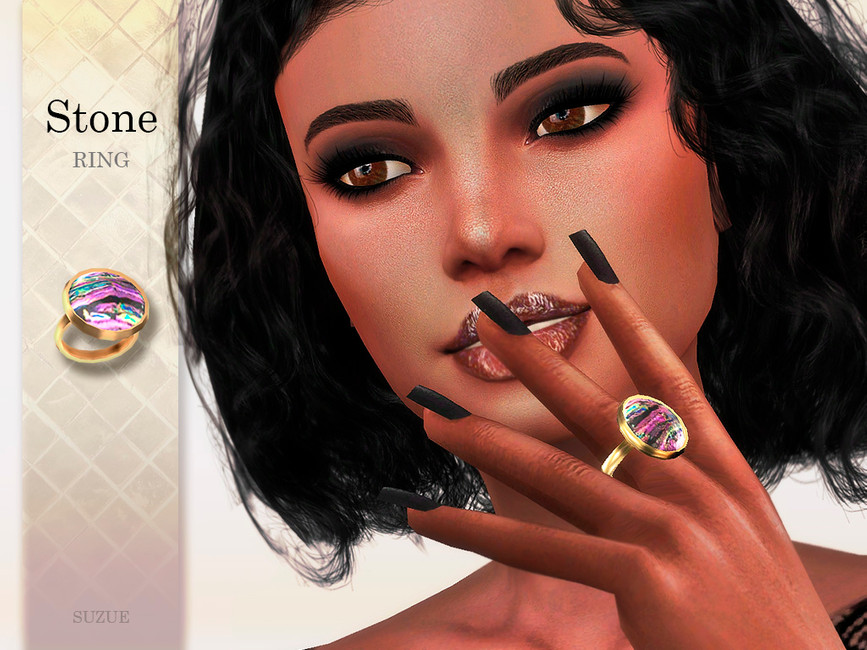 Un Sim avec un maquillage prononcé et des cheveux noirs portant une bague avec une pierre aux couleurs vives.
