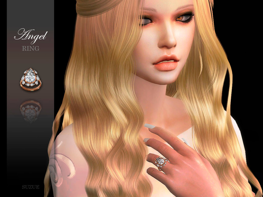Une Sim avec de longs cheveux blonds et des ongles carrés blancs. Elle porte une bague en forme de goutte d'eau avec un anneau en or rose.