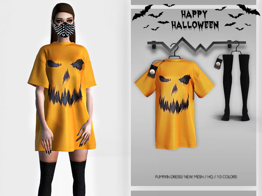 femme en chaussettes longues et robe T-shirt d'Halloween