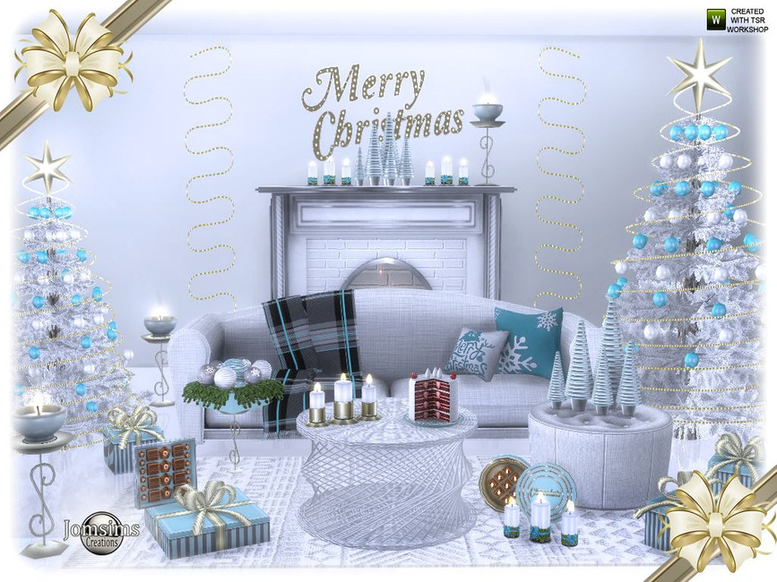 Une pièce décorée pour Noël. Ce salon Sims 4 est conçu en gris, argent, blanc et or. Il y a un grand canapé avec des oreillers et une couverture dessus. Il y a des cadeaux autour sur le sol et deux sapins de Noël.