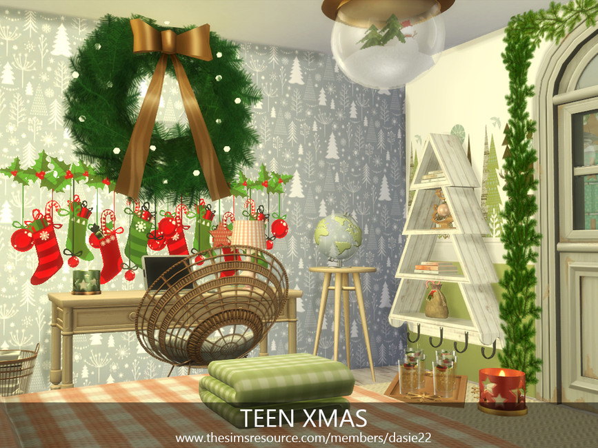 Un ensemble de décorations CC pour Noël dans Les Sims 4. Il comprend une étagère qui ressemble à un sapin de Noël en bois blanc, une guirlande avec des bas de Noël et une grande couronne.