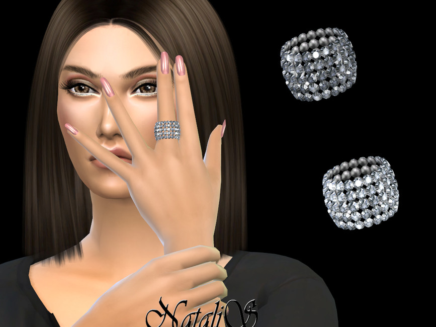 Un Sim aux cheveux bruns foncés et aux ongles roses portant une bague en diamant.