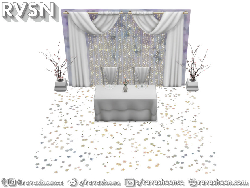 Une table des amoureux dans Les Sims 4 qui est devant un mur de fleurs et de draperies.