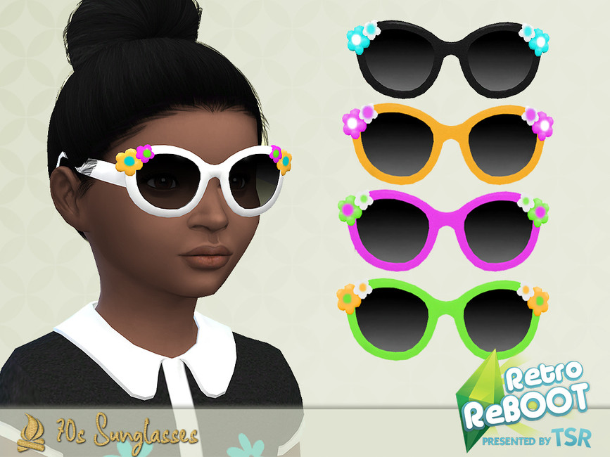 Un Sim avec les cheveux noirs attachés en chignon porte une chemise noire et blanche avec un col Peter Pan. Ce Sim porte une paire de lunettes Sims 4 CC avec des montures rondes et de petites fleurs sur le dessus du rebord.