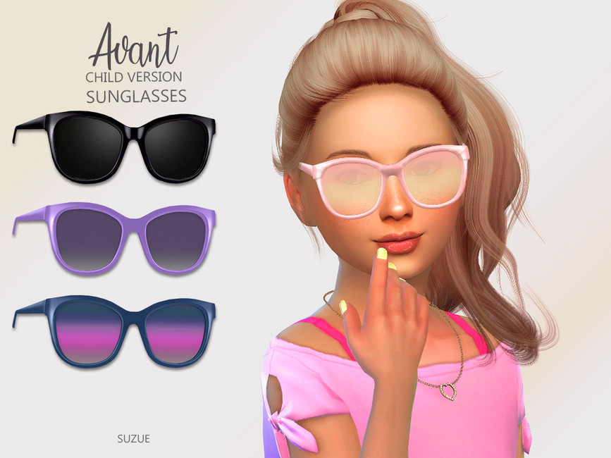 Un Sim avec les cheveux attachés en une queue de cheval haute portant une paire de lunettes de soleil style Ray Ban.