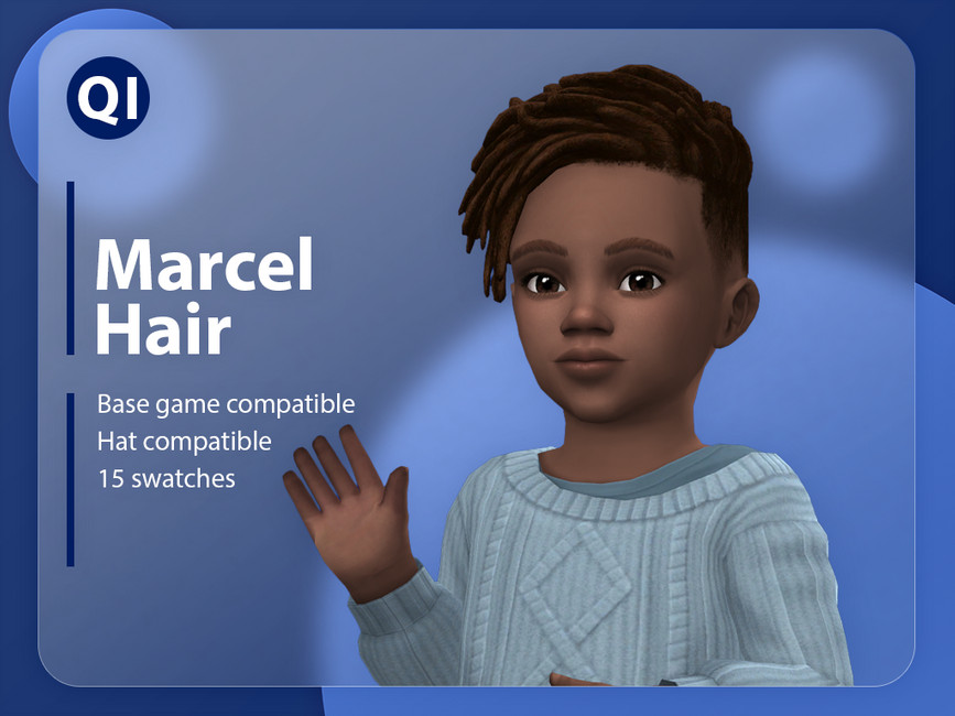 Un bambin aux cheveux texturés portant un adorable pull bleu avec un t-shirt bleu en dessous.