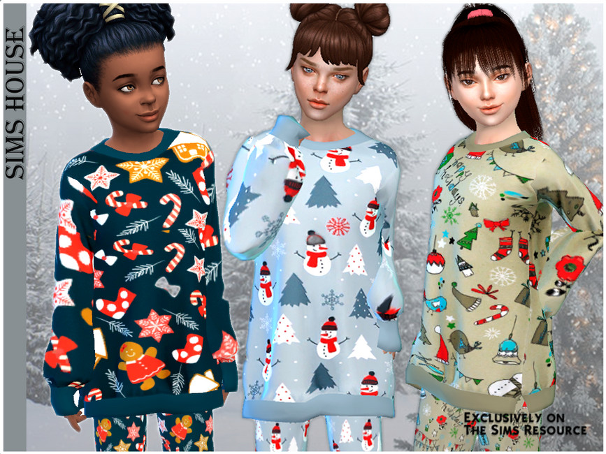 Trois enfants de sexe féminin des Sims 4. Ces sims portent des hauts de pyjama de Noël. Ces hauts sont à manches longues et amples, avec des motifs tels que des cannes en bonbon, des bonhommes de neige, des bas de Noël et des arbres.