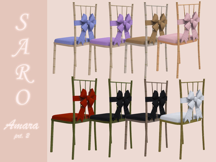 8 chaises disposées en angle, tournées vers l'arrière gauche, avec des nœuds de différentes couleurs à l'arrière.