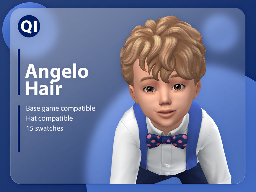 un bambin masculin avec ses cheveux blonds bouclés portant des bretelles et un nœud papillon