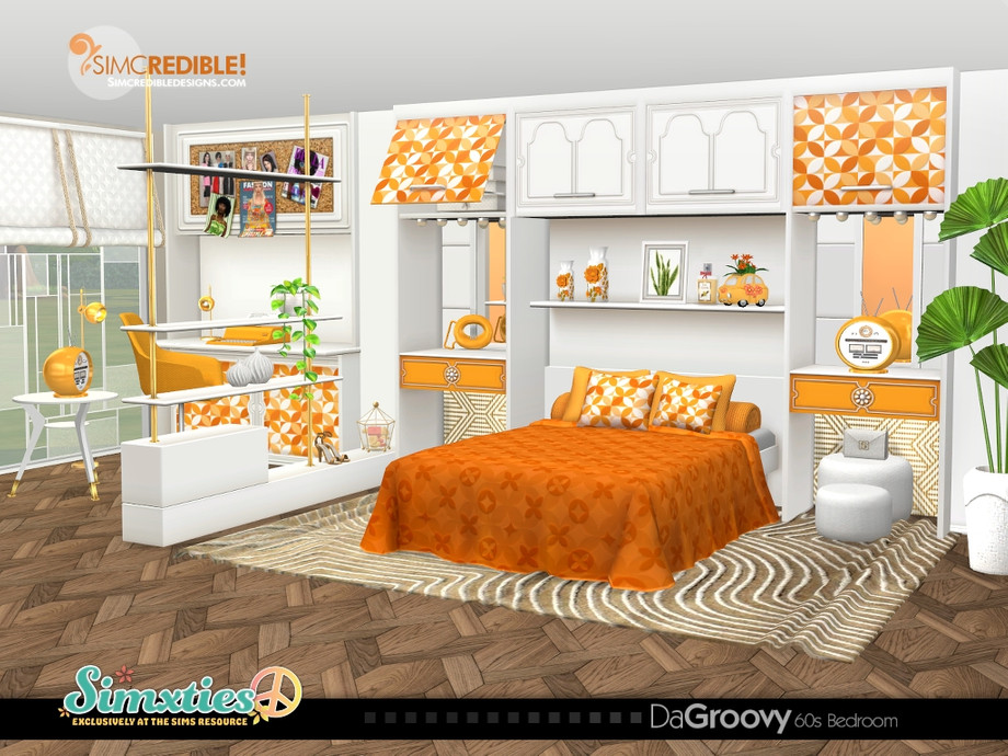 Un ensemble de chambre CC blanc, marron et orange pour Les Sims 4. Dans cet ensemble, vous voyez un lit avec des coussins décoratifs, des miroirs, des télévisions, des étagères et plus encore.