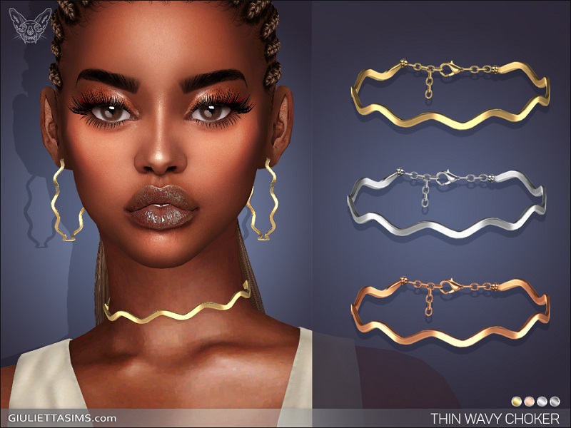 Un sim portant un ensemble assorti de boucles d'oreilles ondulées et d'un collier ras-du-cou en métal ondulé.